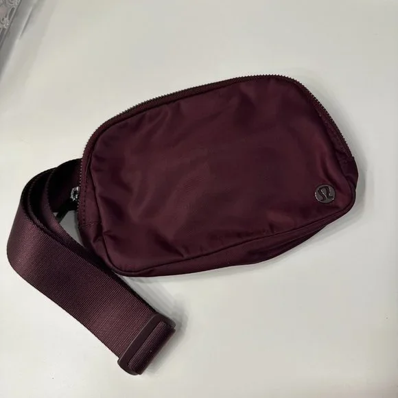 Lululemon Everywhere Belt Bag *1L Cassis - Picture 2 of 5